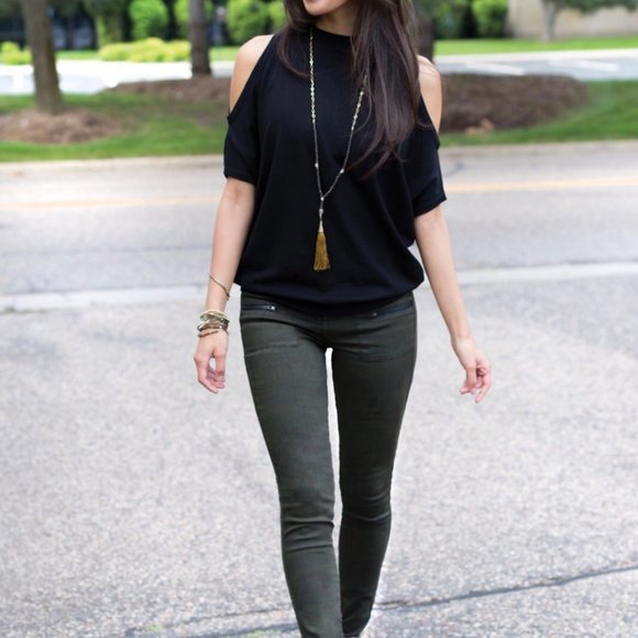 Evereve Jamison Womens Cold Shoulder Short Sleeve Sweater Black Batwing size XS - Picture 13 of 13